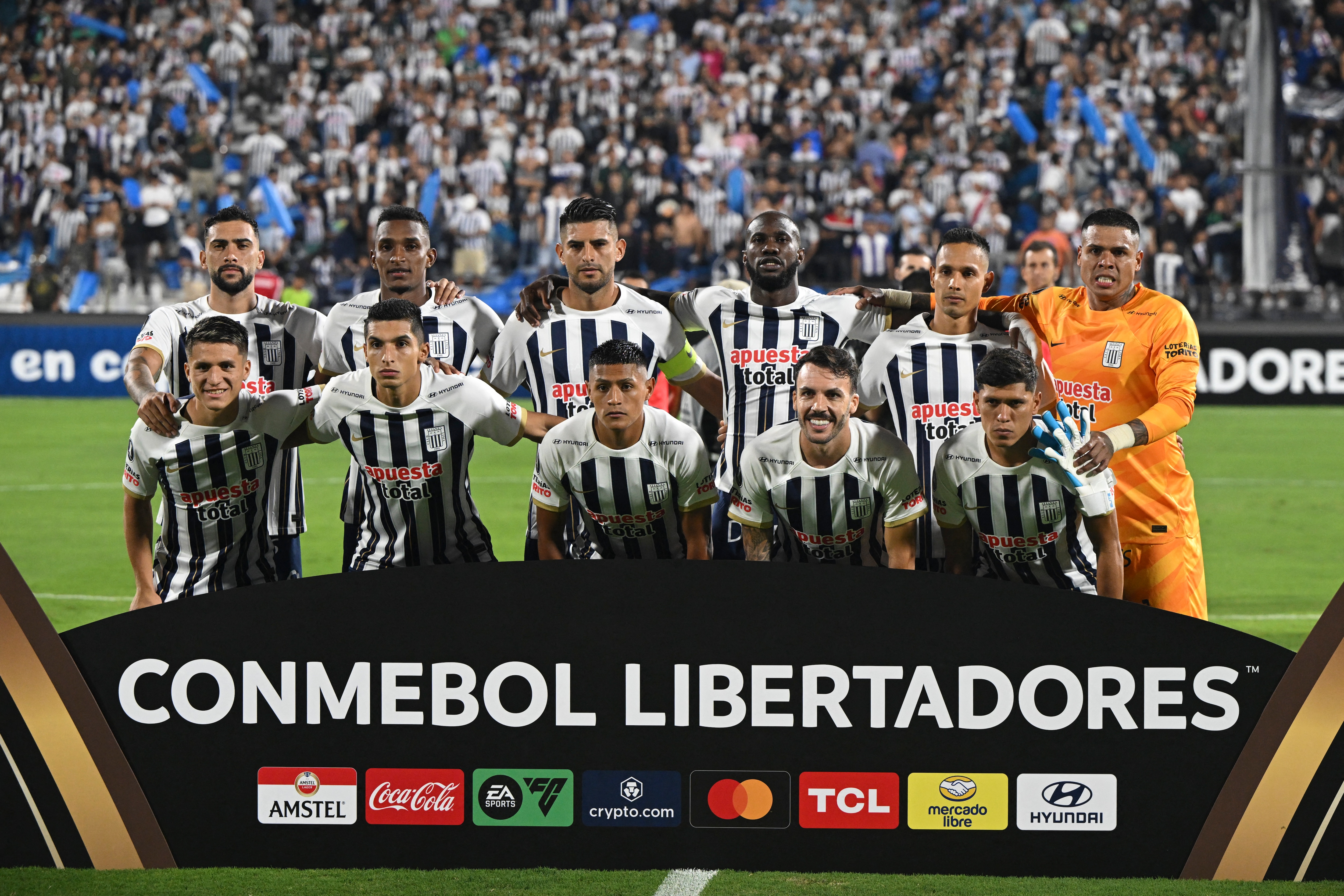 Esta sería la posible alineación de Alianza Lima para el duelo ante Colo Colo, por la fecha 5 de la fase de grupos en la Copa Libertadores 2024. (Foto: ERNESTO BENAVIDES / AFP)