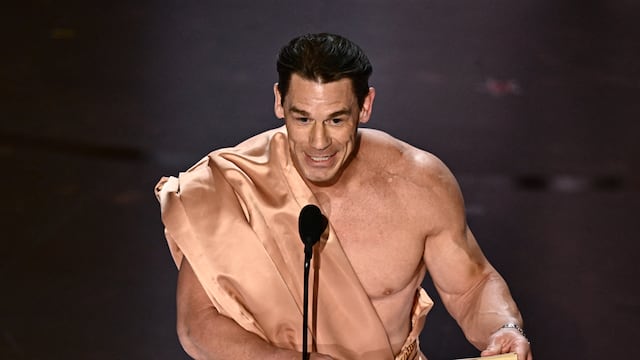 ¿Es cierto que John Cena estaba desnudo en los Oscars?