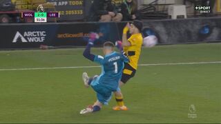 A los camerinos: Raúl Jiménez fue expulsado tras dura falta ante Meslier en Wolves vs. Leeds [VIDEO]
