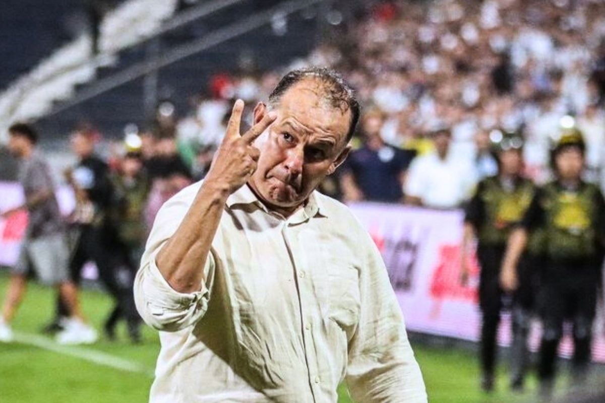 Juan Reynoso reacciona ante la hinchada que lo insultaba (Foto: Liga1)