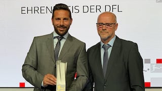Claudio Pizarro recibió premio honorífico de la Federación Alemana de Fútbol que lo llamó "leyenda"