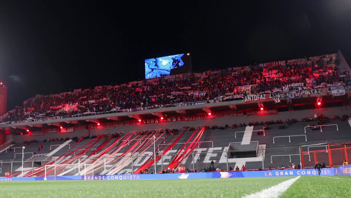 Los hinchas de la Universidad de Chile estaban ubicados en la parte alta de la tribuna Pavoni, sector visitante. (Foto: U. de Chile)