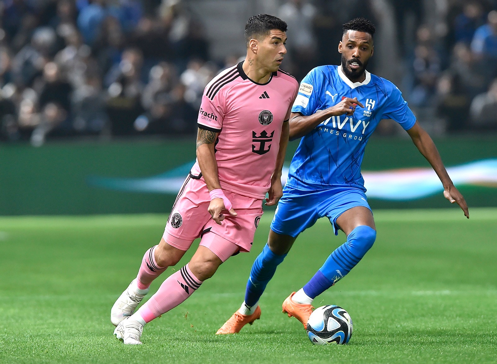 Luis Suárez (izq.) del Inter Miami en acción durante el partido de la Riad Season Cup 2024 entre Al Hilal e Inter Miami en Riad, Arabia Saudita, el 29 de enero de 2024. (Arabia Saudita). | Crédito: EFE / EPA / STR