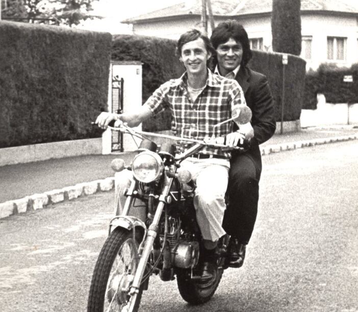 Hugo Sotil y Johan Cruyff en los setentas en el FC Barcelona. (Foto: FC Barcelona).