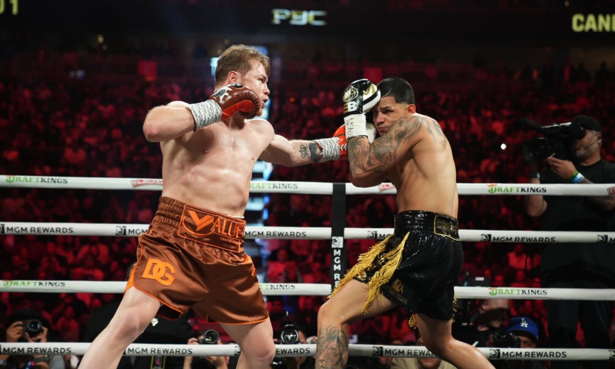 Saúl Álvarez retuvo sus títulos de la categoría supermediano tras vencer por decisión unánime a Edgar Berlanga. (Foto: PremierBoxing)