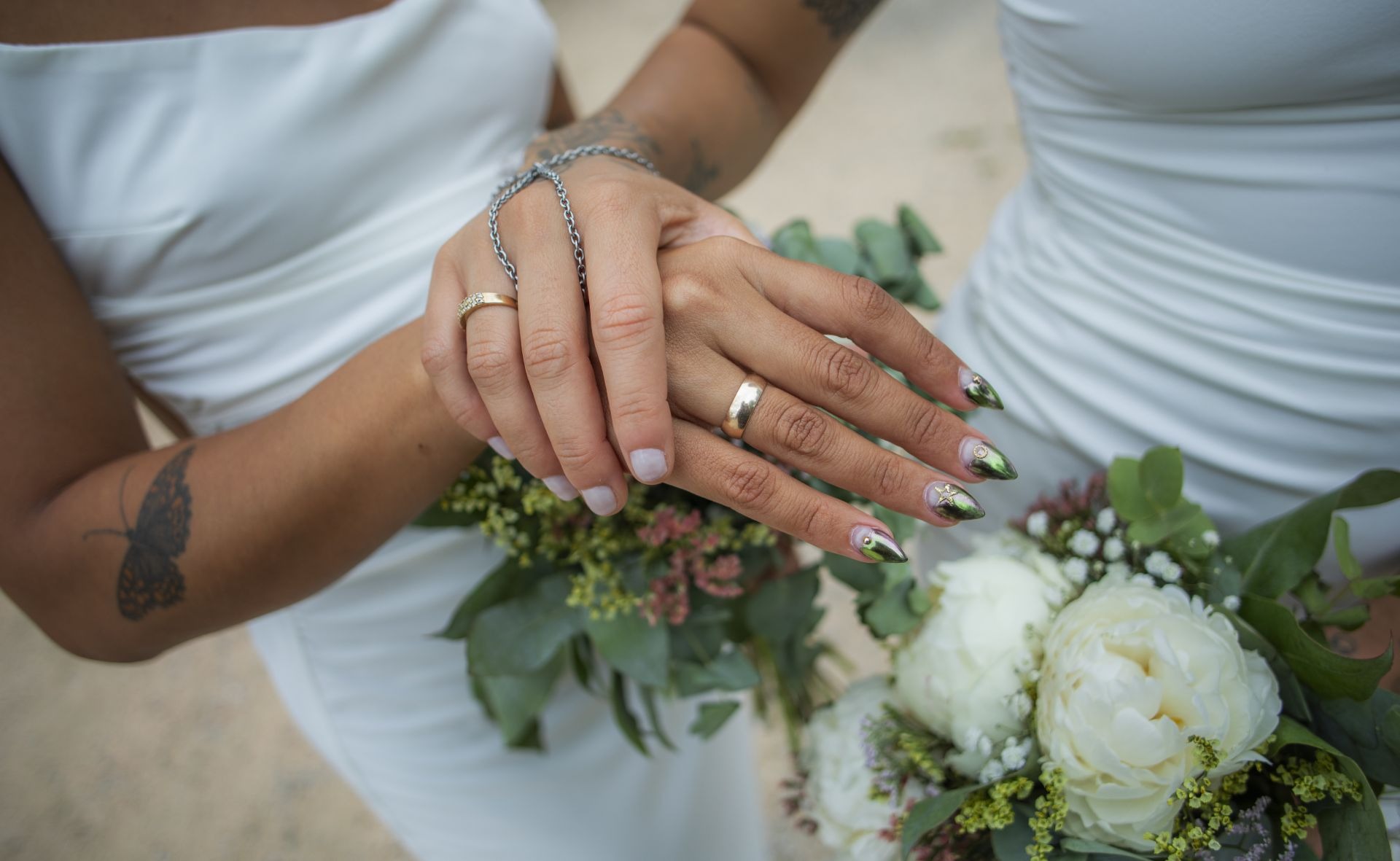Imagen referencial de dos novias tomándose la mano durante una boda. (Foto: iStock)