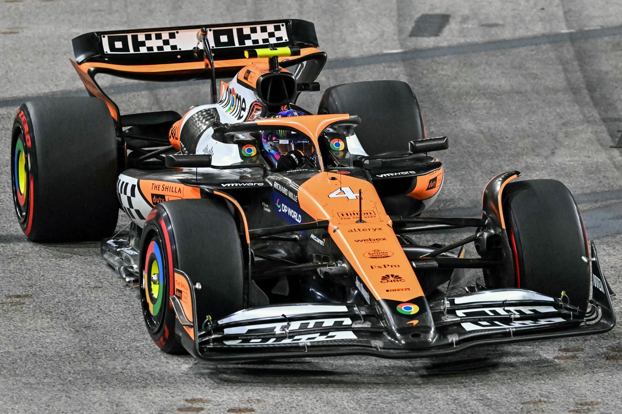 El piloto británico de McLaren, Lando Norris, conduce durante la segunda sesión de entrenamientos previos a la carrera nocturna del Gran Premio de Fórmula 1 de Singapur en el Marina Bay Street Circuit de Singapur el 20 de septiembre de 2024. | Crédito: Foto de Roslan Rahman / AFP