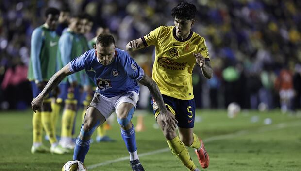 Cobertura oficial de TV Azteca 7 y Azteca Deportes EN VIVO para ver el partido de vuelta de la gran final del Torneo Apertura entre Cruz Azul y América este domingo 8 de diciembre desde el Estadio Ciudad de los Deportes de la CDMX (Foto: EFE)