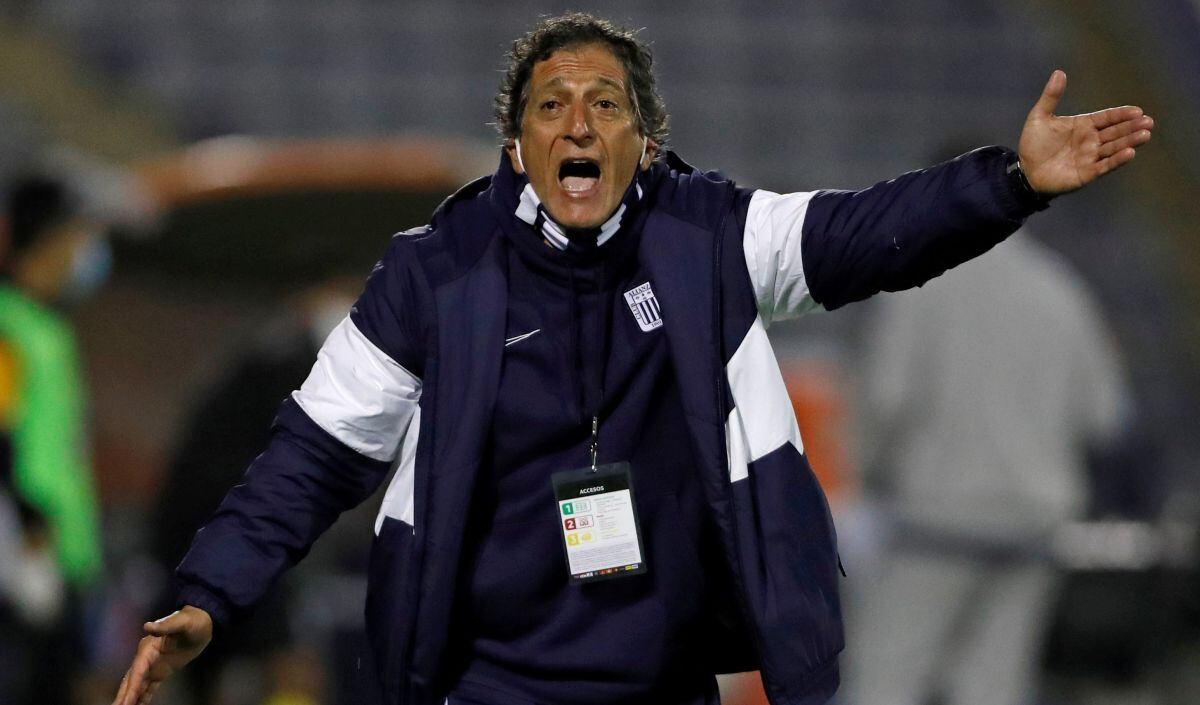 El técnico chileno, campeón con Sporting Cristal en el 2018, llegó como sustituto de Pablo Bengoechea para liderar un proyecto ambicioso a largo plazo. Pero bajo su mando, Alianza Lima quedó eliminado de la Copa Libertadores, quedando último en su grupo con un solo punto. Luego de seis derrotas consecutivas, Salas fue destituido. (Foto: EFE)
