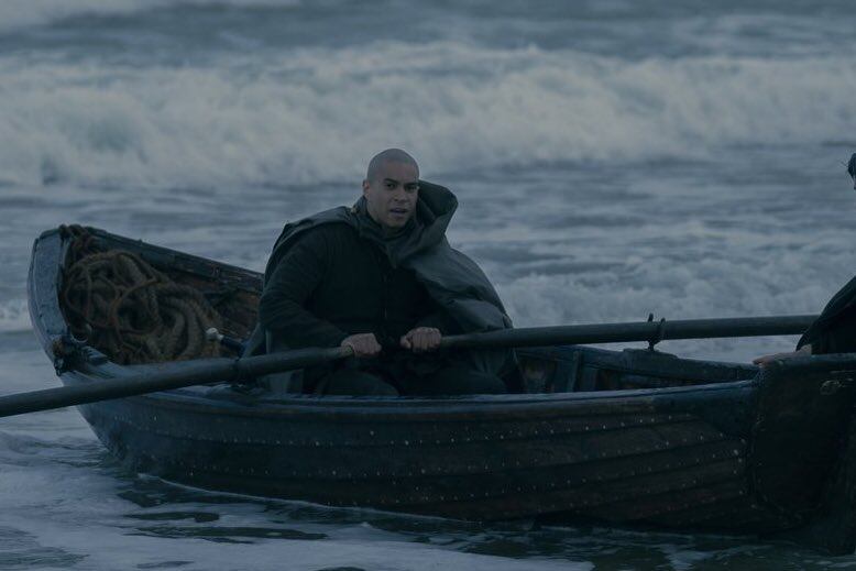 Laenor Velaryon escapando en un bote junto a Qarl Correy en el episodio 7 de "House of the Dragon" (Foto: HBO)