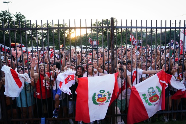 Los hinchas peruanos realizaron un banderolazo en apoyo a la Selección Peruana antes de su debut contra Chile en la Copa América 2024. (Foto: Bicolor).