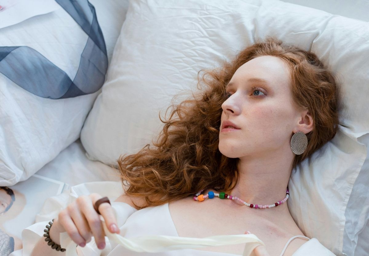 No deberías dormir con aretes por varias razones, incluyendo el riesgo de desgarro de los lóbulos de la oreja. (Foto: Ron Lach / Pexels)