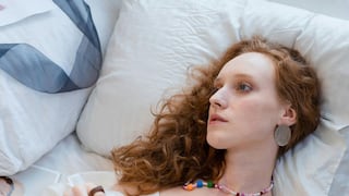 La razón por la que no debes dormir con los aretes puestos: esta dermatóloga lo explica