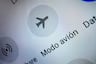 Google plantea el “modo avión automático”; ¿es peligroso no activarlo al volar?