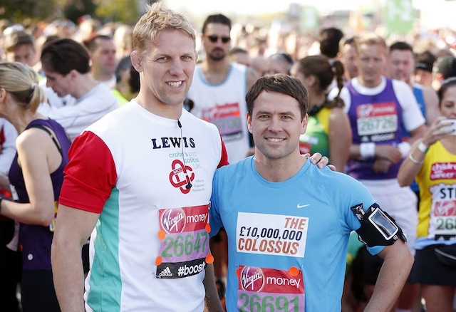 Michael Owen, exfutbolista y seleccionado de Inglaterra, se dio el lujo de correr en la maratón de Londres de 2014, con un tiempo de 3:45:43 segundos. (Foto: Associated Press)