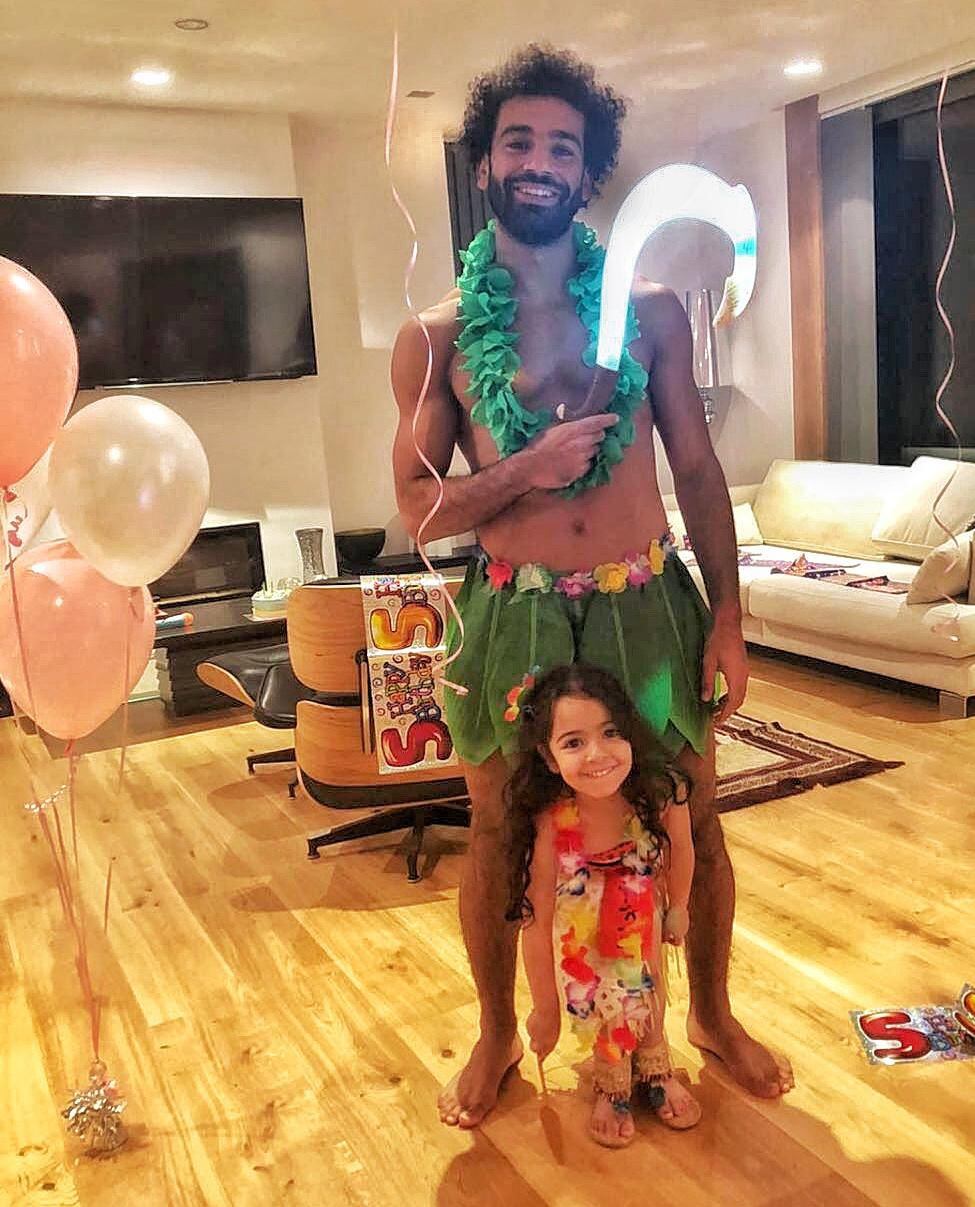Los futbolistas suelen compartir tiernos momentos con sus hijas en redes sociales, como Mohamed Salah y su hija Makah (Foto: Mohamed Salah / Twitter)