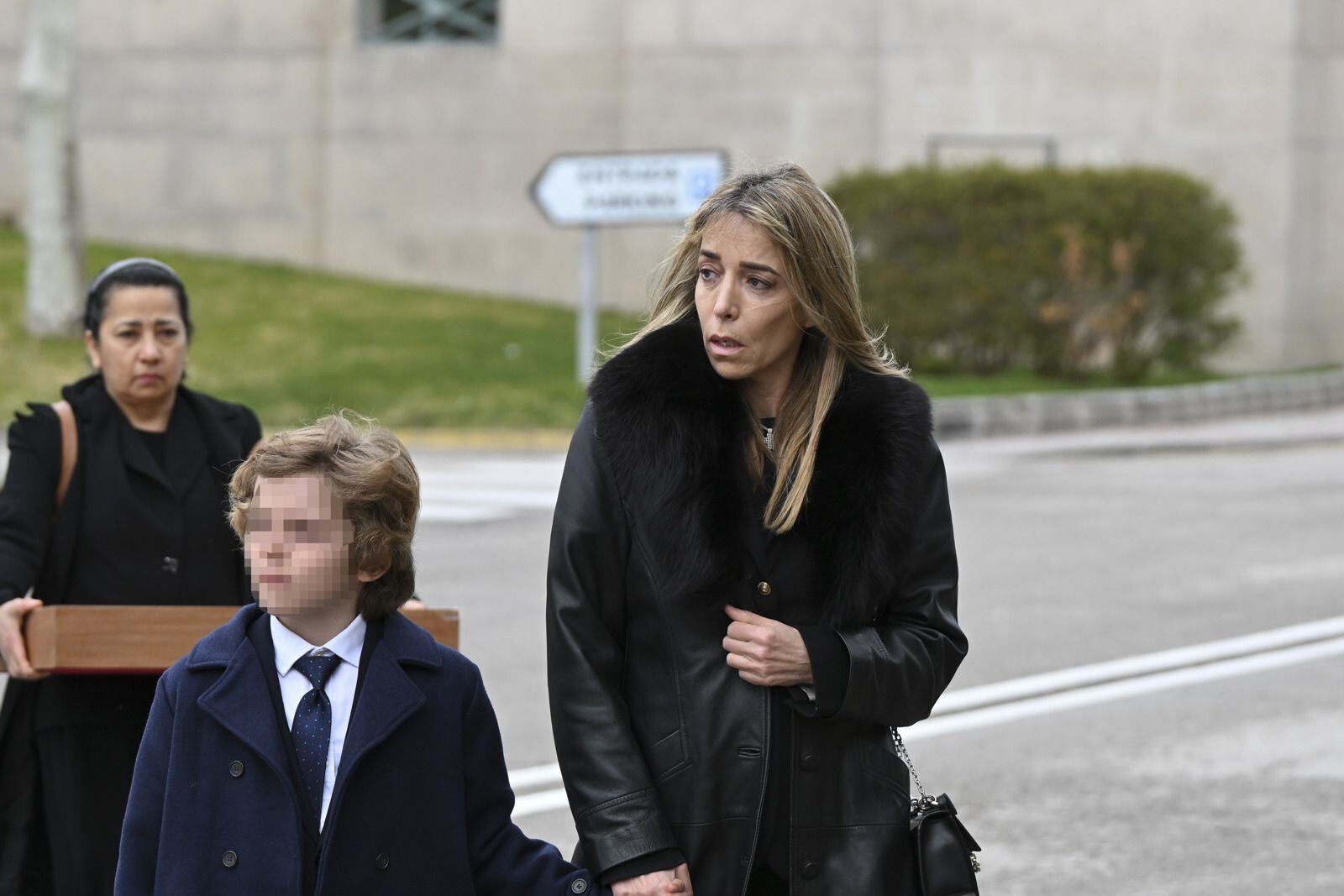 La periodista griega Nadia Halamandari, segunda ex mujer de Fernando Gómez-Acebo y madre de su único hijo, a su llegada el sábado 3 de marzo al tanatorio La Paz-Tres Cantos de Madrid para visitar la capilla ardiente de Fernando Gómez-Acebo, primo del rey Felipe VI, quien falleció en Madrid en la madrugada del sábado a los 49 años (Foto: Fernando Villar/EFE)