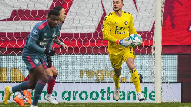 La viveza del portero de Feyenoord: metió un balón de más para evitar el gol de Twente
