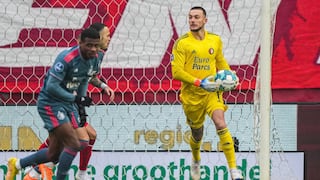 La viveza del portero de Feyenoord: metió un balón de más para evitar el gol de Twente