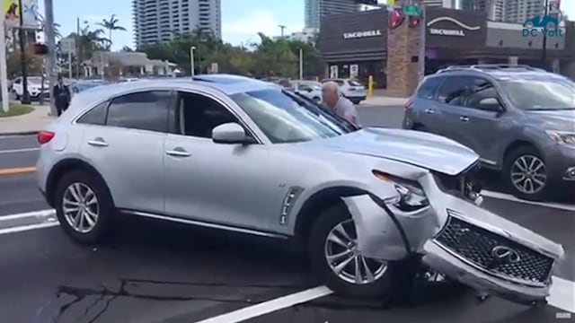 ¡Irresponsable! Conductor ocasiona un accidente, intenta huir y la gente trata de impedírselo | VIDEO