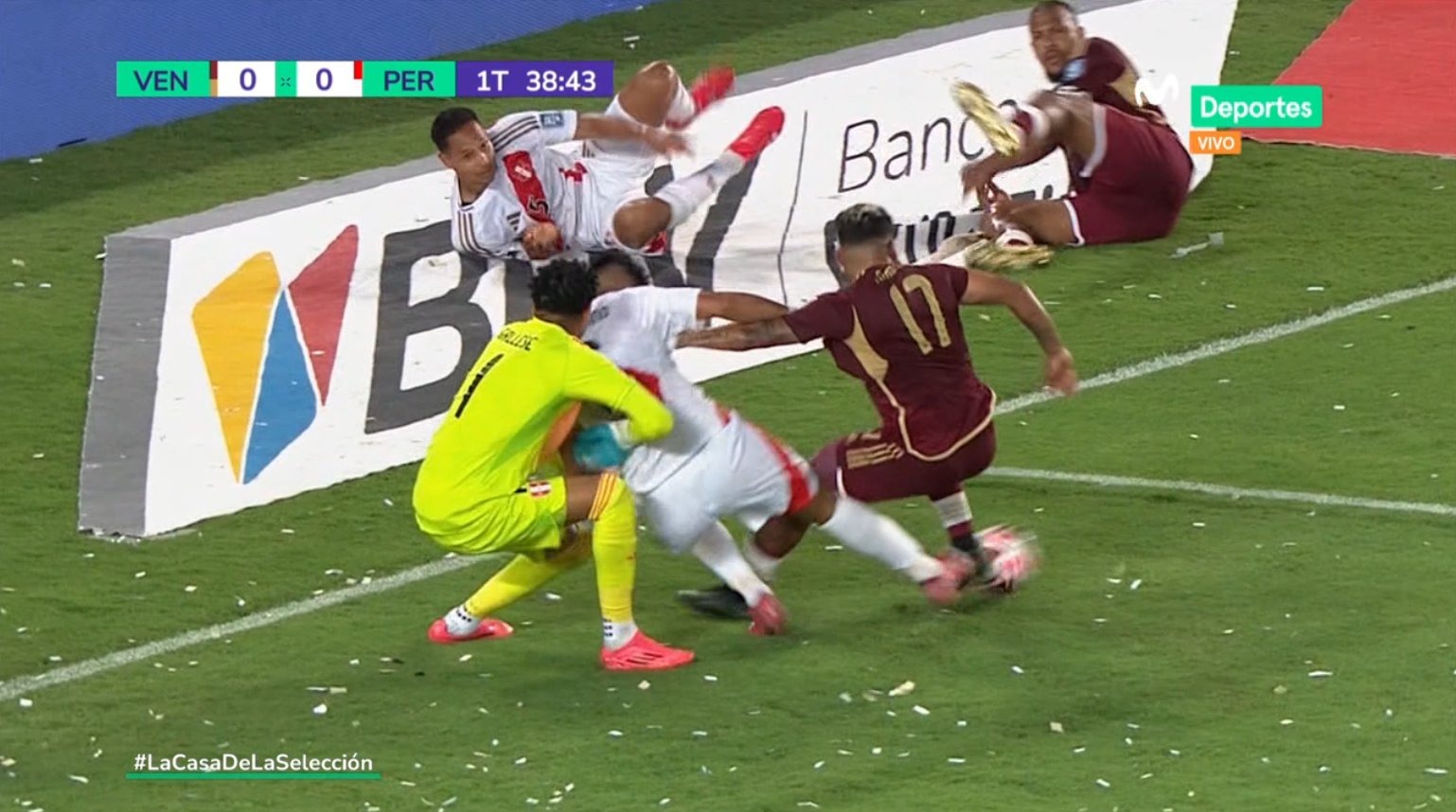El momento de la polémica y la jugada que acabó en penal cobrado por el juez chileno Cristian Garay. (Captura: Movistar Deportes)