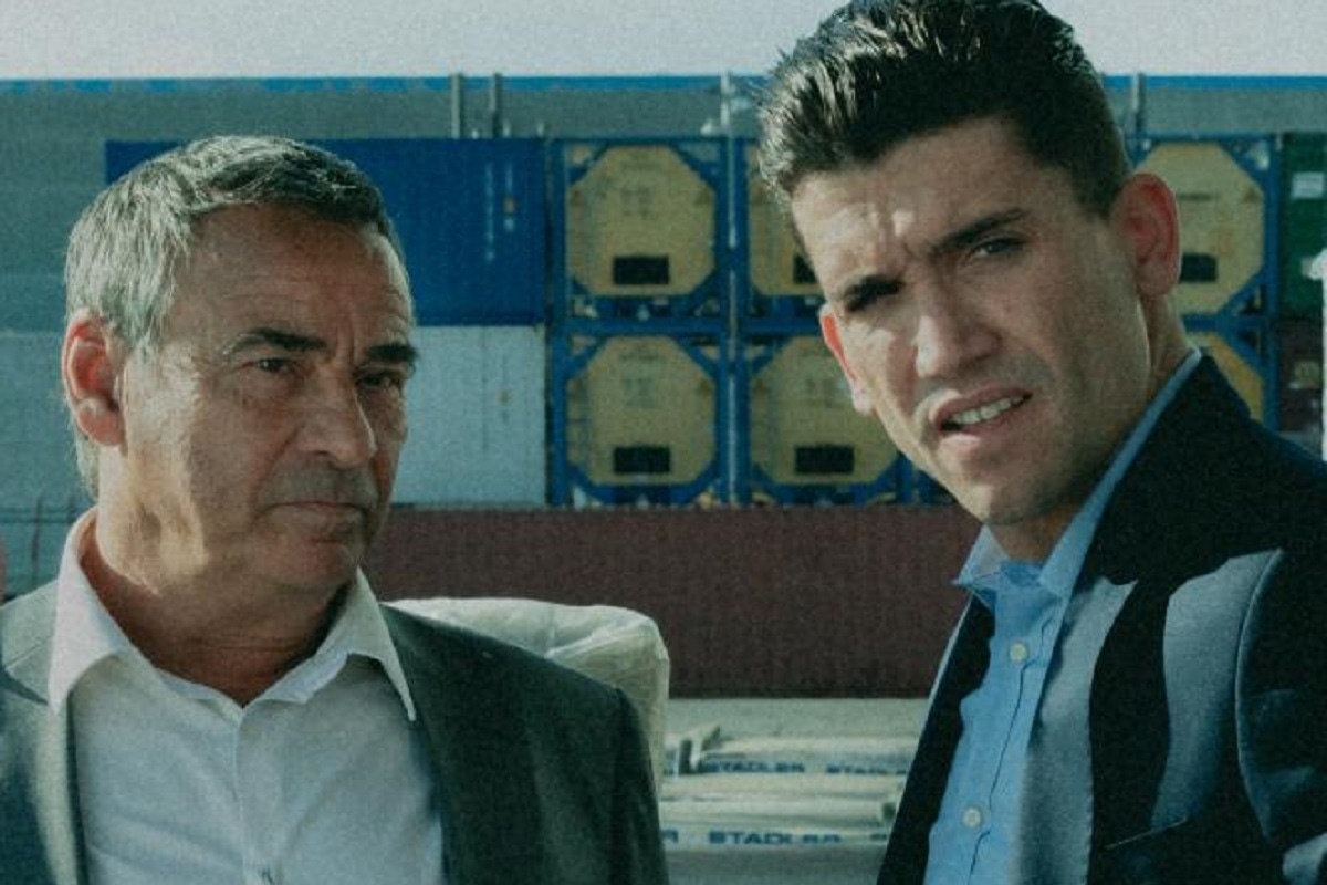 Eduard Fernández como Joaquín Manchado y Jaime Lorente como Néstor en la serie española "Mano de hierro" (Foto: Netflix)