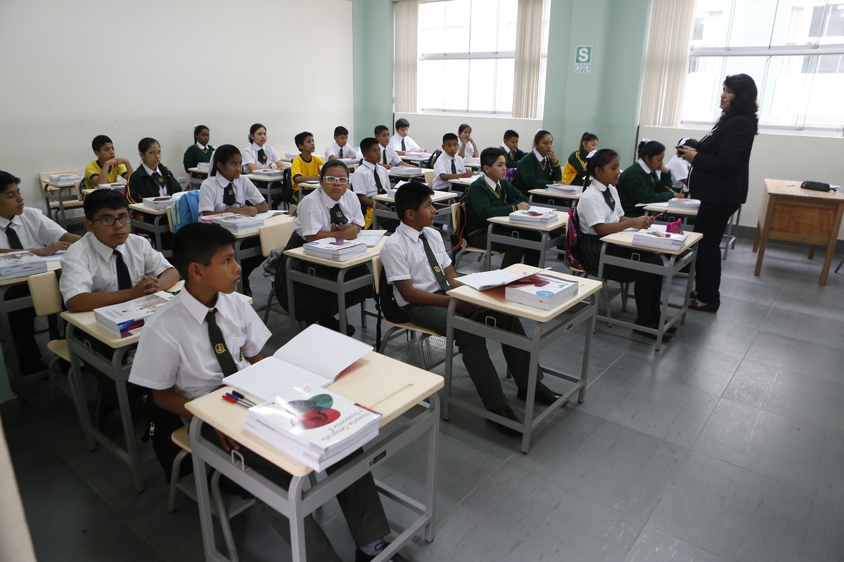 Inicio del año escolar 2024 según Minedu: ¿cuándo empiezan las clases en Perú?
Redacción EC
12.03.2018 / 09:00 am
El presidente de la República, Pedro Pablo Kuczynski (PPK) inauguró el año escolar 2018 desde un colegio en Villa María del Triunfo, a donde acompañó a dos hermanas gemelas en su primer día de clases en secundaria.
El mandatario acudió, junto con su esposa, Nancy Lange, y el ministro de Educación, Idel Vexler, a recoger a las hermanas Dayana y Johanna Vargas Molina, para luego dirigirse al colegio Juan Guerrero Químper, en Villa María del Triunfo.
Allí, y delante de 1.700 escolares aproximadamente, el presidente y su comitiva dieron por inaugurado el año escolar 2018 en todo el Perú.
fotos: hugo perez / el comercio