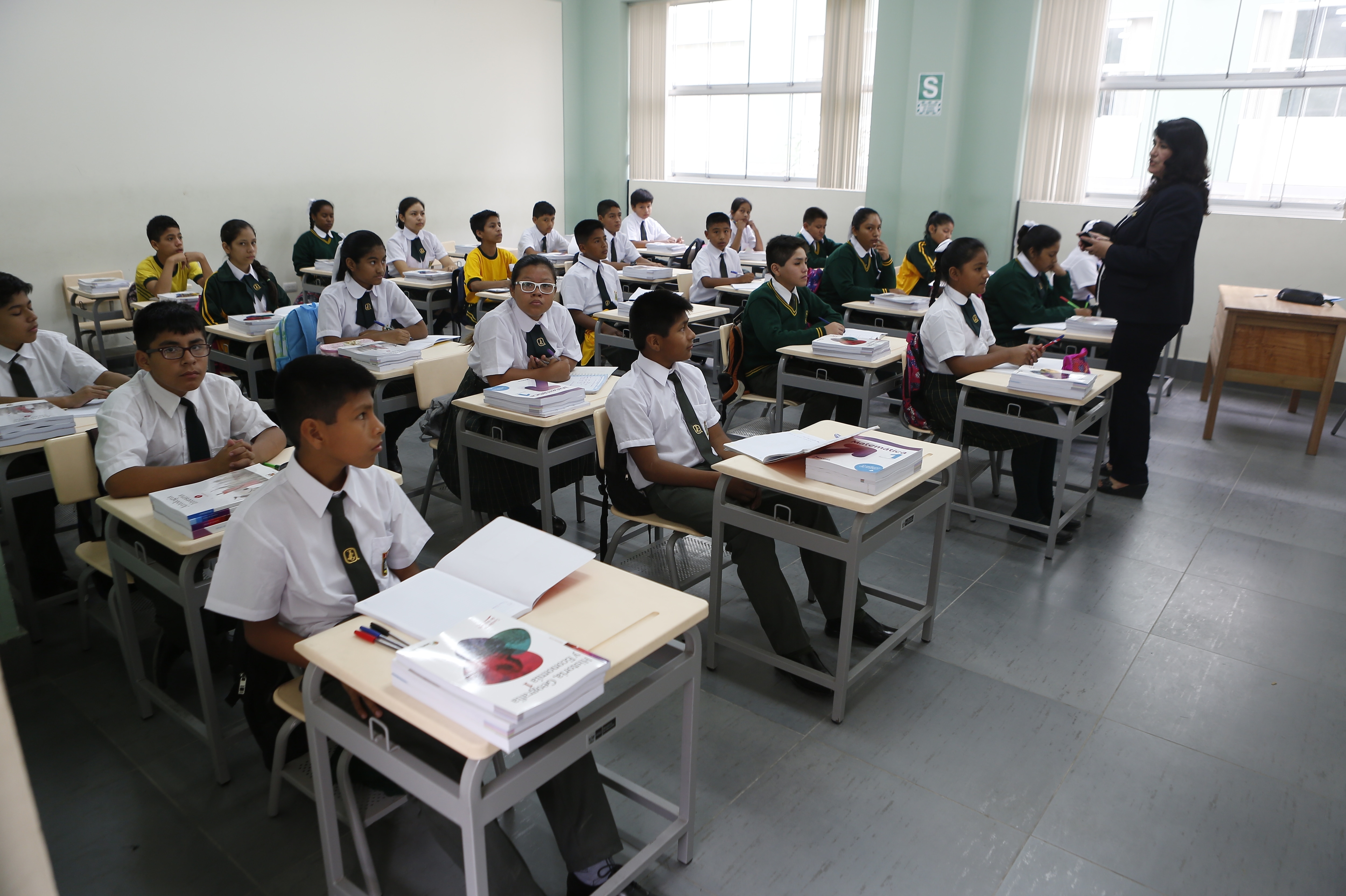 Inicio del año escolar 2024 según Minedu: ¿cuándo empiezan las clases en Perú?
Redacción EC
12.03.2018 / 09:00 am
El presidente de la República, Pedro Pablo Kuczynski (PPK) inauguró el año escolar 2018 desde un colegio en Villa María del Triunfo, a donde acompañó a dos hermanas gemelas en su primer día de clases en secundaria.
El mandatario acudió, junto con su esposa, Nancy Lange, y el ministro de Educación, Idel Vexler, a recoger a las hermanas Dayana y Johanna Vargas Molina, para luego dirigirse al colegio Juan Guerrero Químper, en Villa María del Triunfo.
Allí, y delante de 1.700 escolares aproximadamente, el presidente y su comitiva dieron por inaugurado el año escolar 2018 en todo el Perú.
fotos: hugo perez / el comercio