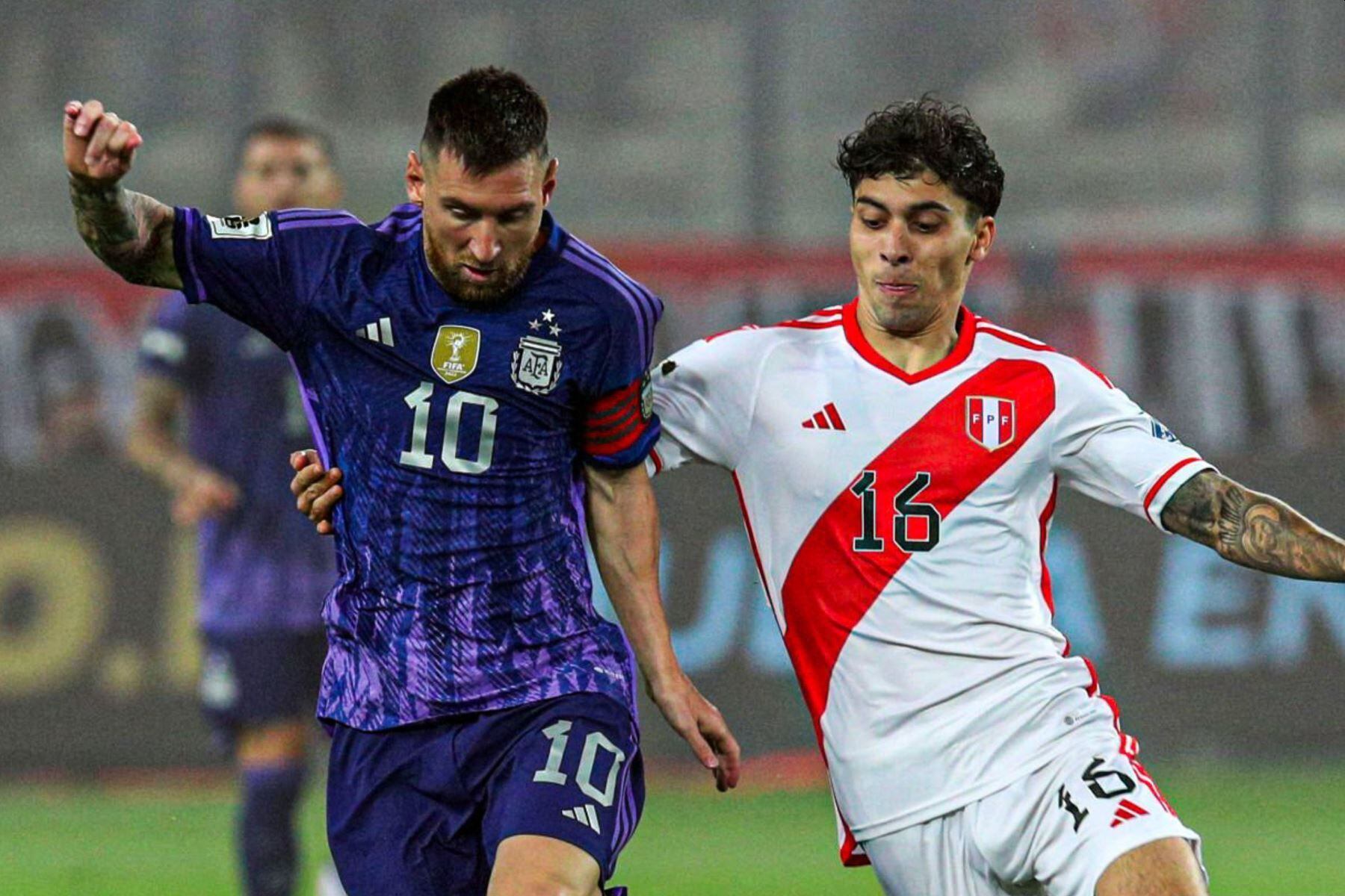 Franco Zanelatto tuvo el 85% de pases completado, cinco duelos ganados, tres entradas y un despeje, en el choque ante Argentina, por las Eliminatorias 2023. (Foto: AFP)