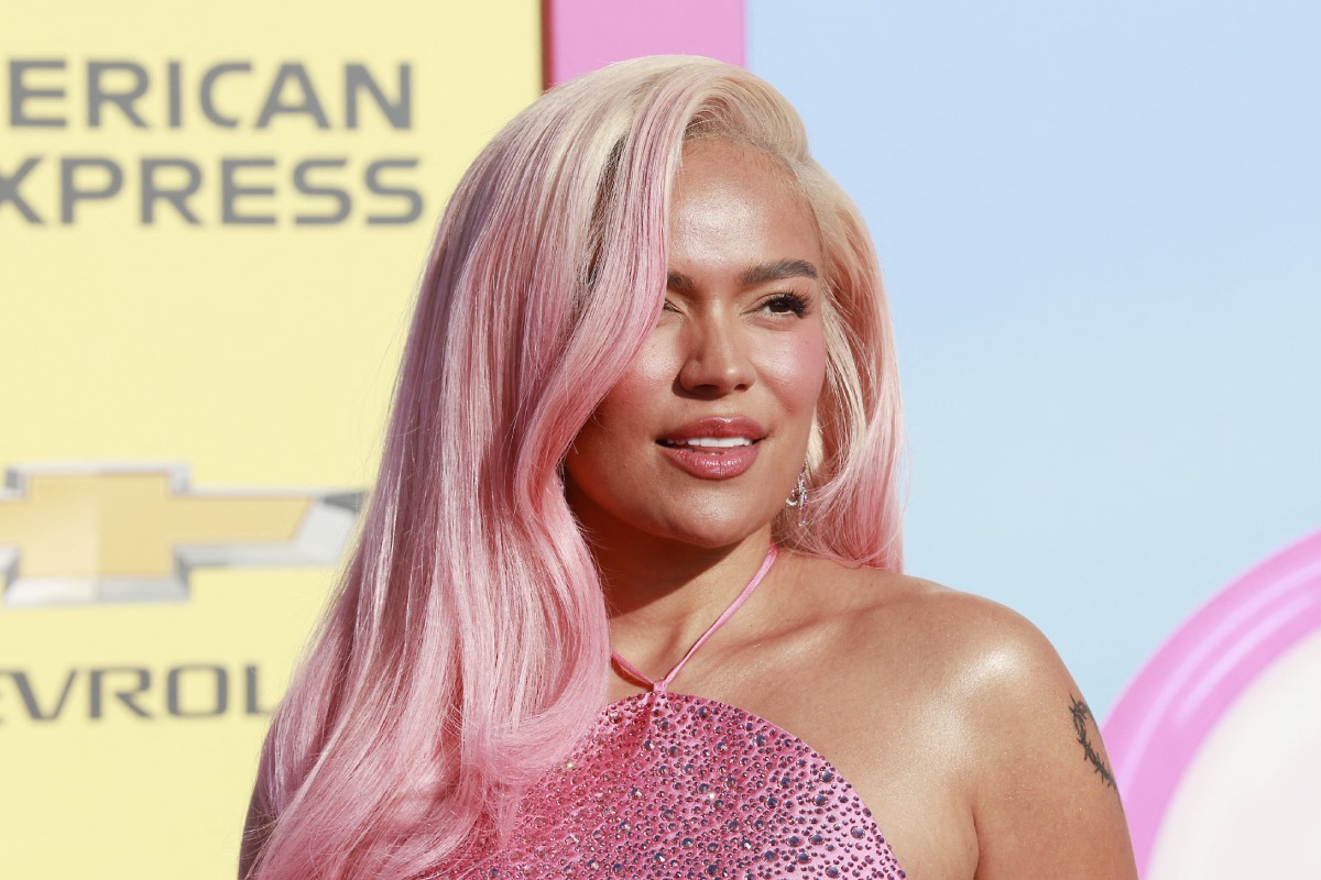Karol G durante la premiere de la película "Barbie" (Foto: AFP)