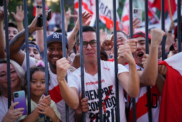 Los hinchas peruanos realizaron un banderolazo en apoyo a la Selección Peruana antes de su debut contra Chile en la Copa América 2024. (Foto: Bicolor).