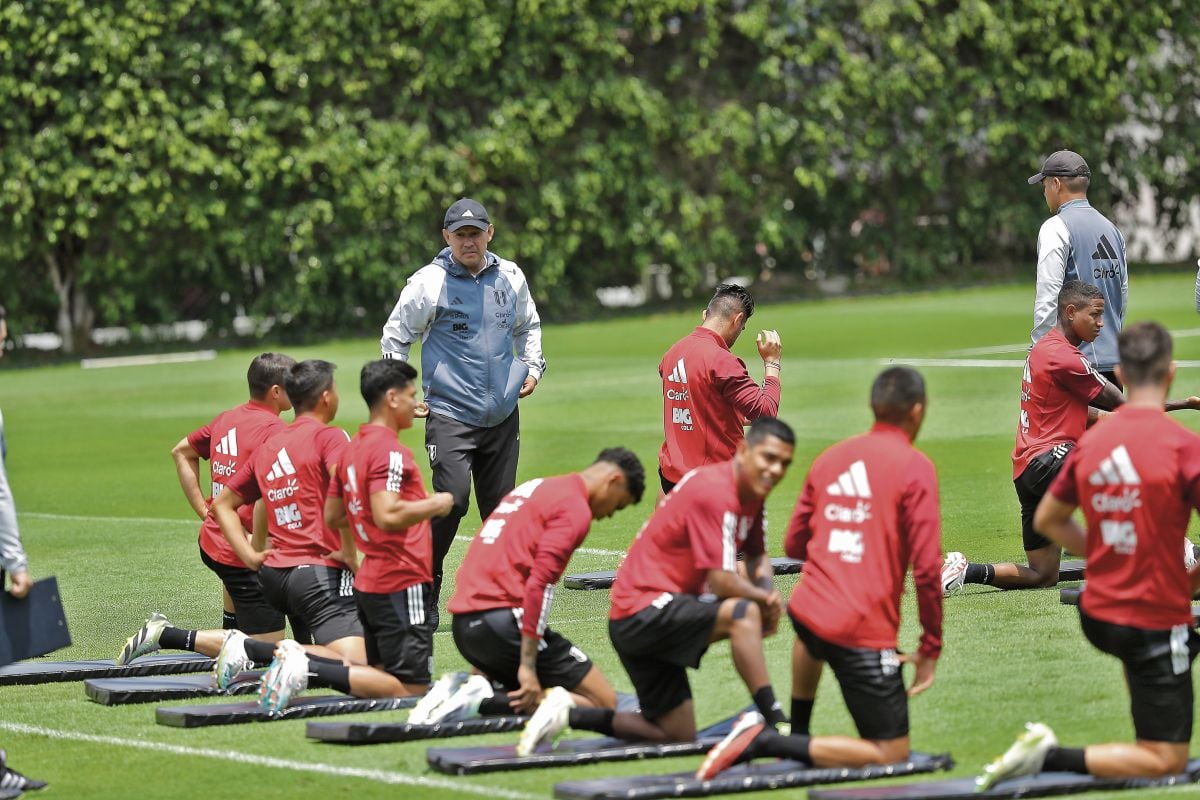 Juan Reynoso durante los entrenamientos de la selección. (Jesús Saucedo / @photo.gec)