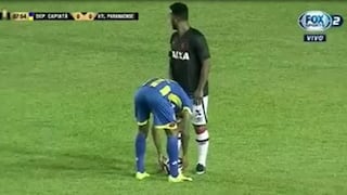 Trampa en la Copa Libertadores: jugador desamarró pasadores de rival sin que se dé cuenta