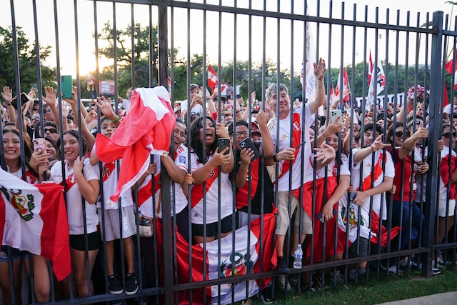 Los hinchas peruanos realizaron un banderolazo en apoyo a la Selección Peruana antes de su debut contra Chile en la Copa América 2024. (Foto: Bicolor).