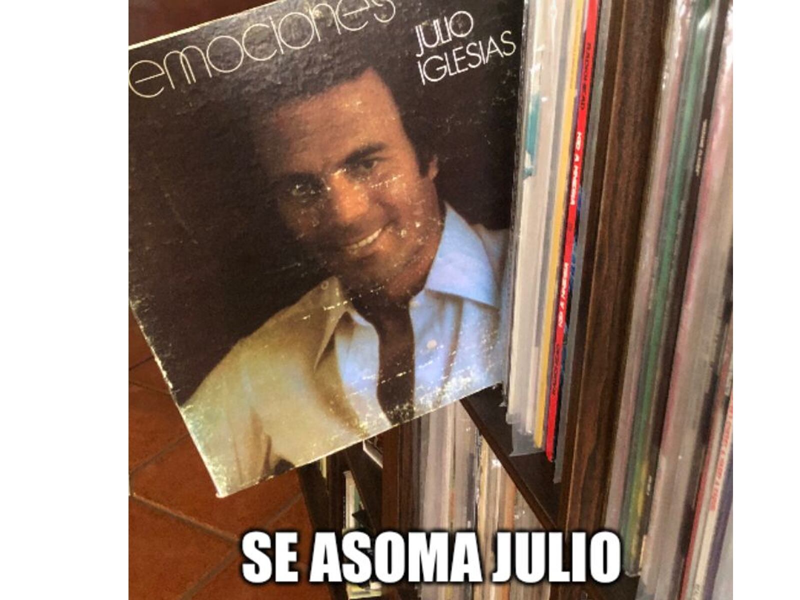 WHATSAPP | Este es el meme para quienes coleccionan discos. (Foto: Memegenerator)