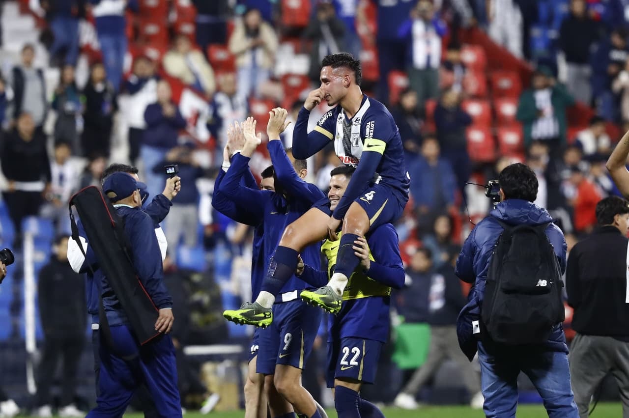 Erick Noriega se despide de Alianza Lima como capitán y cargado en hombros. (Foto: GEC)