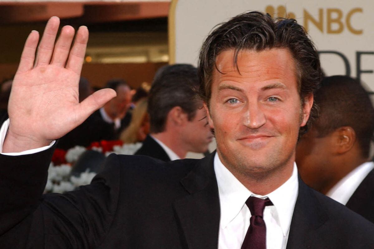 El actor de "Friends" falleció a los 54 años. En la imagen, la vez que Matthew Perry llegó a la 59ª edición de los Golden Globe Awards en Beverly Hills, California, el 20 de enero de 2002 (Foto: Lucy Nicholson / AFP)
