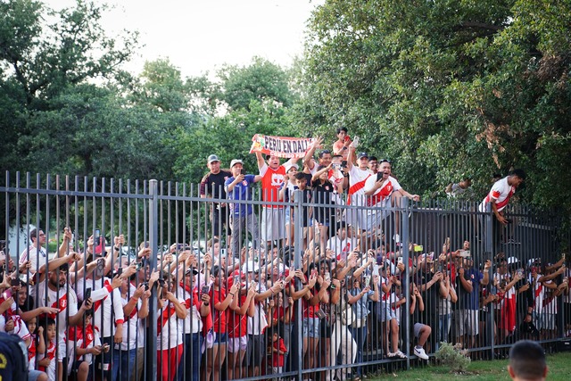 Los hinchas peruanos realizaron un banderolazo en apoyo a la Selección Peruana antes de su debut contra Chile en la Copa América 2024. (Foto: Bicolor).