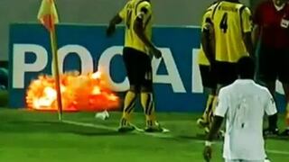 YouTube Viral: granada explota en pleno partido y jugador casi pierde la mano [VIDEO]