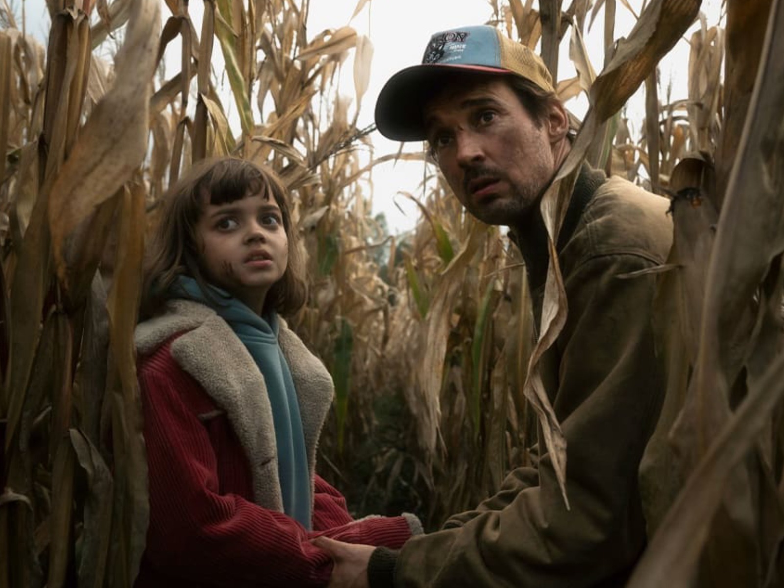 Sven y su hija intentan encontrar a Paula en la serie "The Signal" (Foto: Netflix)