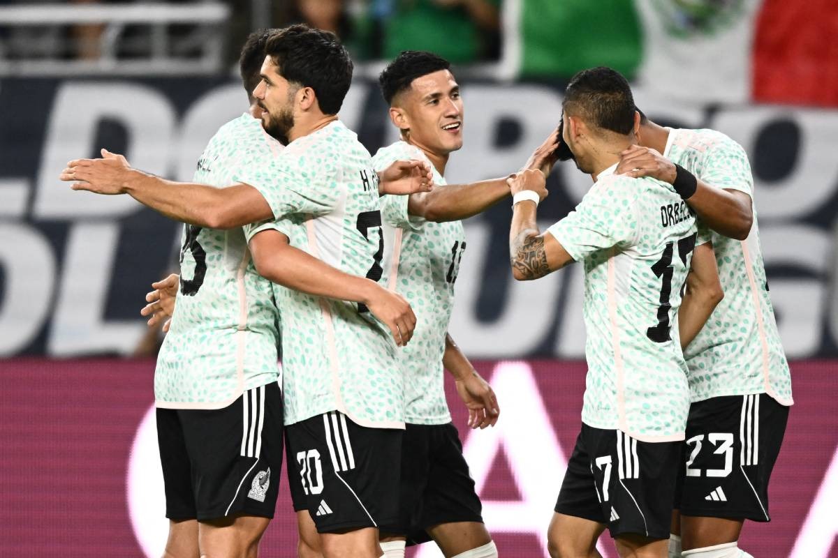 Los jugadores de la selección mexicana celebran la victoria sobre Haití y, ahora, tendrán que prepararse para las etapas finales de la Copa Oro 2023. (Foto: AFP)
