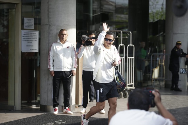 Con la indumentaria retro, la Selección Peruana partió rumbo al aeropuerto, para viajar a La Paz y disputar las Eliminatorias. (Foto: César Bueno @photo.gec)