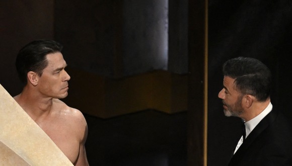 John Cena sorprendió al público de la edición 96 de los Premios Óscar al presentar una categoría desnudo (Foto: AFP)