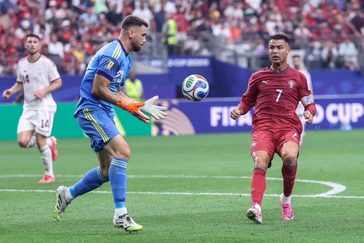 Spain's goalkeeper #23 Unai Simon grabs the ball past Portugal's forward #07 Cristiano Ronaldo during the 2026 World Cup round of 16 football match between Portugal and Spain at the Dallas Stadium in Arlington on July 6, 2026. (Photo by Thomas COEX / AFP)