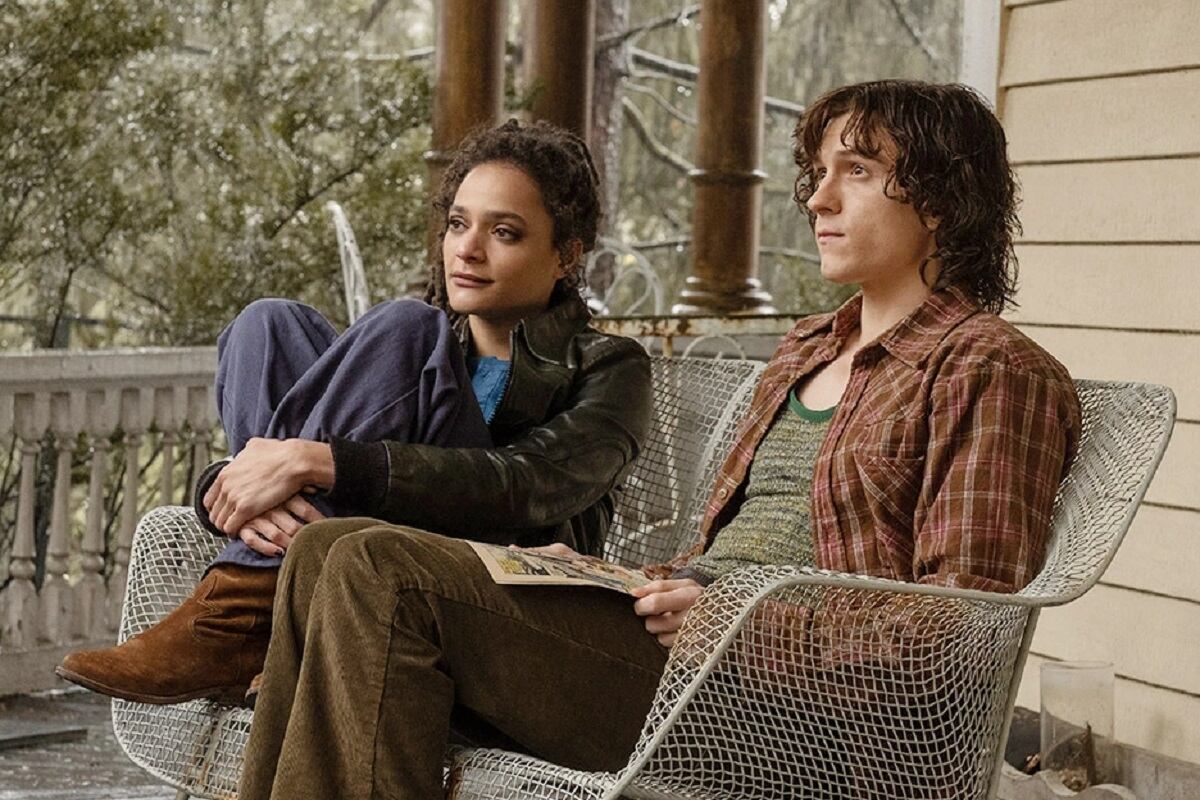 Danny Sullivan hablando con su amiga Ariana (Sasha Lane) en la serie "The Crowded Room" (Foto: Apple TV+)