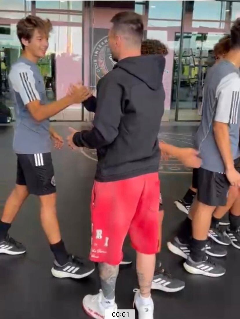 Sean Gormley saludando a Lionel Messi. (Foto: Difusión)