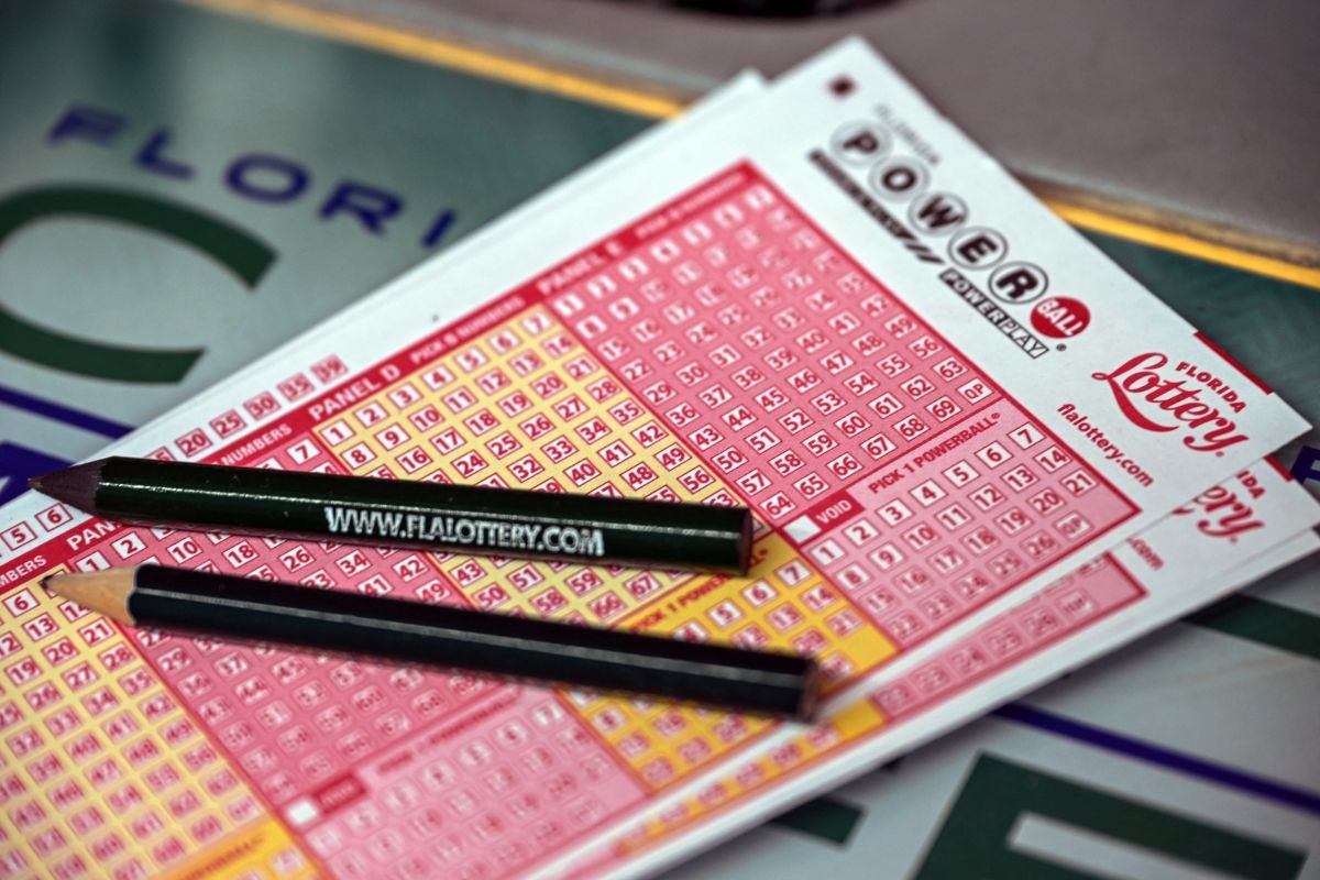 Boletos de lotería Powerball fotografiados dentro de una tienda en Homestead, Florida, el 19 de julio de 2023 (Foto: Giorgio Viera / AFP)