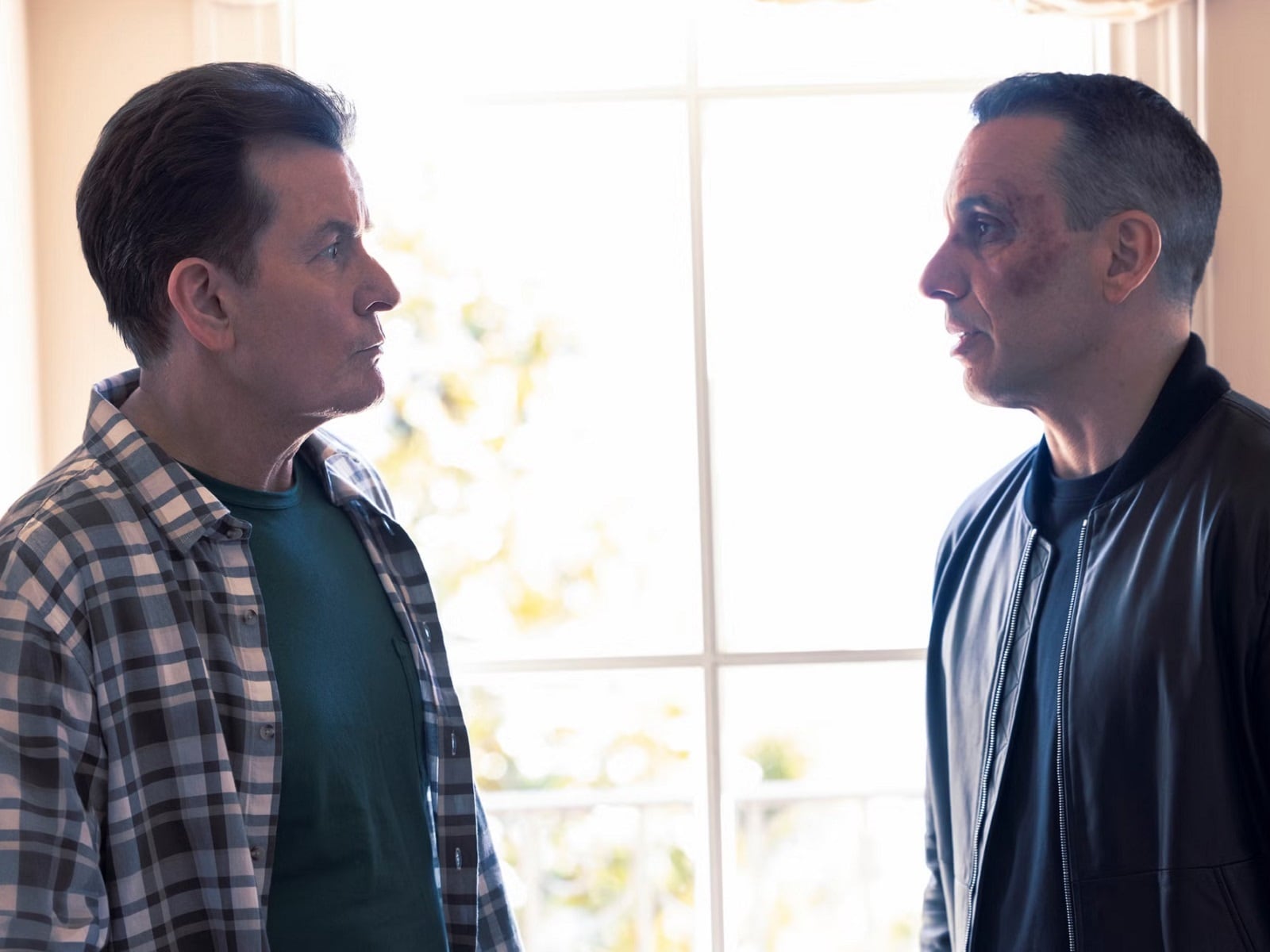 Charlie Sheen y Sebastian Maniscalco en la serie "Bookie" (Foto: HBO Max)