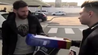 Esto pasa cuando a Lionel Messi le regalas un Messi en miniatura