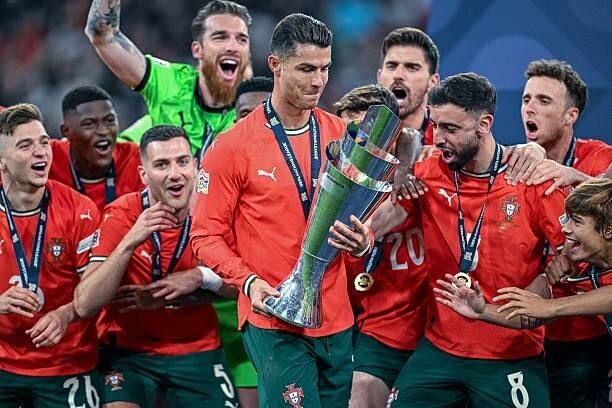 Cristiano Ronaldo y Diogo Jota celebraron hace poco el título de la UEFA Nations League con Portugal tras vencer por penales a España. (Foto: Getty Images)